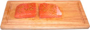 filet z �ososia norweskiego doprawiony sol� i pieprzem cytrynowym, drewniana deska do krojenia